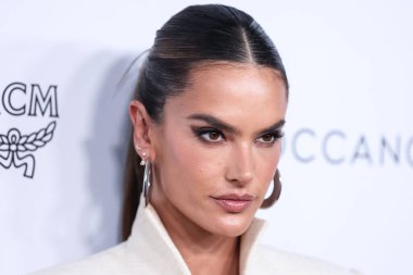 LOS ANGELES, CALIFORNIA, ABD - 10 Nisan 2022: Brezilyalı model Alessandra Ambrosio, Yes I Am Cacharel, Fas petrolü, Sunulan The Daily Front Row 'un 6.