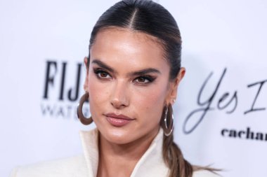 LOS ANGELES, CALIFORNIA, ABD - 10 Nisan 2022: Brezilyalı model Alessandra Ambrosio, Yes I Am Cacharel, Fas petrolü, Sunulan The Daily Front Row 'un 6.