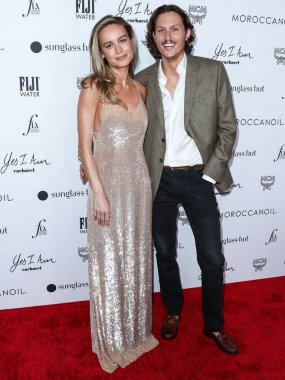 Brie Larson ve Bryce Scarlett, Yes I Am Cacharel, Fas yağı, Sunglass Hut, MCM, FIJI, Whispering Angel ve Sleep Spa Hastens tarafından sunulan The Daily Front Row 'un 6.