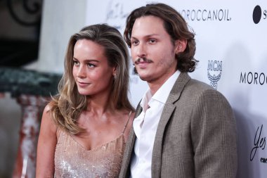 Brie Larson ve Bryce Scarlett, Yes I Am Cacharel, Fas yağı, Sunglass Hut, MCM, FIJI, Whispering Angel ve Sleep Spa Hastens tarafından sunulan The Daily Front Row 'un 6.