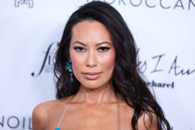 BEVERLY HILLS, LOS ANGELES, CALIFORNIA, ABD - 10 NİSAN 2022: Roberto Cavalli elbisesi giyen Christine Chiu, The Daily Front Row 'un 6. 