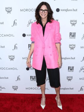 Elizabeth Stewart, Yes I Am Cacharel, Fas yağı, Sunshine Hut, MCM, FIJI, Whispering Angel, and Sleep Spa Hastens, Los Angeles, 11 Nisan 2022 'de The Daily Front Row' un 6.