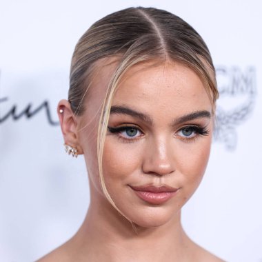 BEVERLY HILLS, LOS ANGELES, CALIFORNIA, ABD - 10 NİSAN 2022: Emma Brooks McAllister The Daily Front Row 'un 6. Moda Ödülleri' ne geldi.