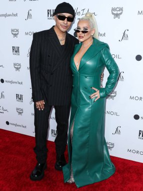 Etienne Ortega ve Christina Aguilera, Yes I Am Cacharel, Fas yağı, Sunglass Hut, MCM, FIJI, Whispering Angel ve Sleep Spa Hastens tarafından sunulan The Daily Front Row 'un 6.
