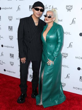 Etienne Ortega ve Christina Aguilera, Yes I Am Cacharel, Fas yağı, Sunglass Hut, MCM, FIJI, Whispering Angel ve Sleep Spa Hastens tarafından sunulan The Daily Front Row 'un 6.