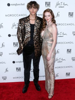 Gavin Casalegno ve Larsen Thompson, Yes I Am Cacharel, Fas yağı, Sunglass Hut, MCM, FIJI, Whispering Angel, and Sleep Spa Hastens, Los Angeles, 11 Nisan 2022