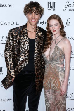 Gavin Casalegno ve Larsen Thompson, Beverly Wilshire 'da düzenlenen Yes I Am Cacharel, Fas yağı, Sunglass Hut, MCM, FIJI, Whispering Angel ve Sleep Spa Hastens tarafından sunulan The Daily Front Row' un 6.