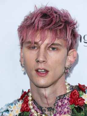 LOS ANGELES, CALIFORNIA, ABD - 10 Nisan 2022: Amerikalı rapçi Makineli Tüfek Kelly, Yes Am Cacharel, Fas yağı, güneş gözlüğü, MCM, FIJI, Fısıldayan Melek Hut tarafından sunulan The Daily Front Row 'un 6.