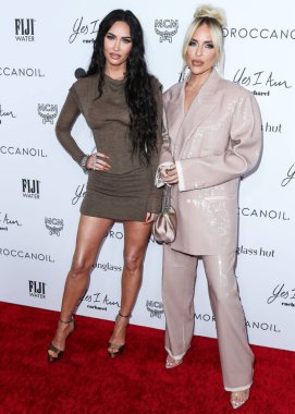 Megan Fox ve Maeve Reilly, Yes I Am Cacharel, Fas yağı, Sunglass Hut, MCM, FIJI, Whispering Angel ve Sleep Spa Hastens tarafından Beverly Wilshire 'da düzenlenen The Daily Front Row' un 6.
