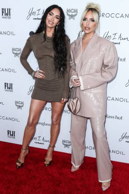 Megan Fox ve Maeve Reilly, Yes I Am Cacharel, Fas yağı, Sunglass Hut, MCM, FIJI, Whispering Angel ve Sleep Spa Hastens tarafından Beverly Wilshire 'da düzenlenen The Daily Front Row' un 6.