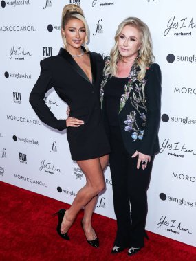 Paris Hilton ve Kathy Hilton, Yes I Am Cacharel, Fas yağı, Sunglass Hut, MCM, FIJI, Whispering Angel ve Sleep Spa Hastens tarafından Beverly Wilshire 'da düzenlenen The Daily Front Row' un 6.