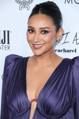 BEVERLY HILLS, LOS ANGELES, CALIFORNIA, ABD - 10 NİSAN: Lanvin 'in giydiği Kanadalı aktris Shay Mitchell, The Daily Front Row' un 6. 