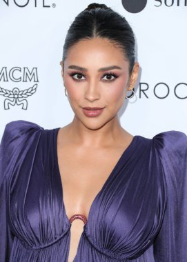 BEVERLY HILLS, LOS ANGELES, CALIFORNIA, ABD - 10 NİSAN: Lanvin 'in giydiği Kanadalı aktris Shay Mitchell, The Daily Front Row' un 6. 