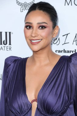 BEVERLY HILLS, LOS ANGELES, CALIFORNIA, ABD - 10 NİSAN: Lanvin 'in giydiği Kanadalı aktris Shay Mitchell, The Daily Front Row' un 6. 