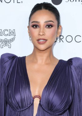 BEVERLY HILLS, LOS ANGELES, CALIFORNIA, ABD - 10 NİSAN: Lanvin 'in giydiği Kanadalı aktris Shay Mitchell, The Daily Front Row' un 6. 