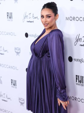 BEVERLY HILLS, LOS ANGELES, CALIFORNIA, ABD - 10 NİSAN: Lanvin 'in giydiği Kanadalı aktris Shay Mitchell, The Daily Front Row' un 6. 
