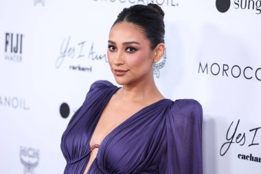 BEVERLY HILLS, LOS ANGELES, CALIFORNIA, ABD - 10 NİSAN: Lanvin 'in giydiği Kanadalı aktris Shay Mitchell, The Daily Front Row' un 6. 