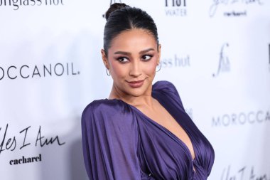 BEVERLY HILLS, LOS ANGELES, CALIFORNIA, ABD - 10 NİSAN: Lanvin 'in giydiği Kanadalı aktris Shay Mitchell, The Daily Front Row' un 6. 