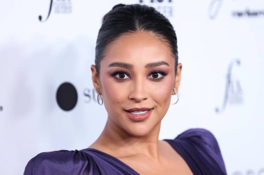BEVERLY HILLS, LOS ANGELES, CALIFORNIA, ABD - 10 NİSAN: Lanvin 'in giydiği Kanadalı aktris Shay Mitchell, The Daily Front Row' un 6. 