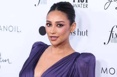 BEVERLY HILLS, LOS ANGELES, CALIFORNIA, ABD - 10 NİSAN: Lanvin 'in giydiği Kanadalı aktris Shay Mitchell, The Daily Front Row' un 6. 