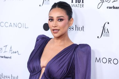 BEVERLY HILLS, LOS ANGELES, CALIFORNIA, ABD - 10 NİSAN: Lanvin 'in giydiği Kanadalı aktris Shay Mitchell, The Daily Front Row' un 6. 