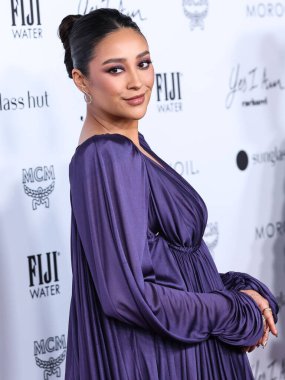 BEVERLY HILLS, LOS ANGELES, CALIFORNIA, ABD - 10 NİSAN: Lanvin 'in giydiği Kanadalı aktris Shay Mitchell, The Daily Front Row' un 6. 