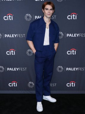 Yeni Zelandalı aktör KJ Apa, 9 Nisan 2022 'de Hollywood, Los Angeles, Kaliforniya, ABD' deki Dolby Tiyatrosu 'nda düzenlenen 2022 PaleyFest Los Angeles - CW' s Riverdale 'e geldi..