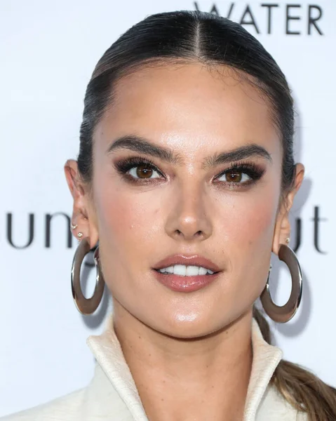 LOS ANGELES, CALIFORNIA, ABD - 10 Nisan 2022: Brezilyalı model Alessandra Ambrosio, Yes I Am Cacharel, Fas petrolü, Sunulan The Daily Front Row 'un 6.