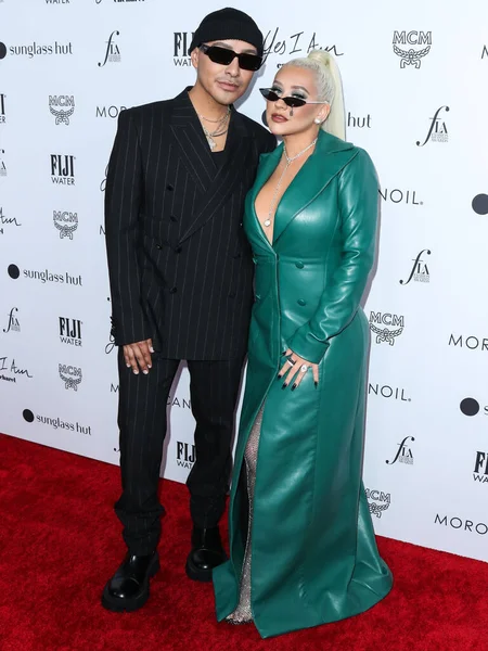 Etienne Ortega ve Christina Aguilera, Yes I Am Cacharel, Fas yağı, Sunglass Hut, MCM, FIJI, Whispering Angel ve Sleep Spa Hastens tarafından sunulan The Daily Front Row 'un 6.