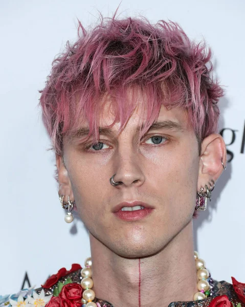 LOS ANGELES, CALIFORNIA, ABD - 10 Nisan 2022: Amerikalı rapçi Makineli Tüfek Kelly, Yes Am Cacharel, Fas yağı, güneş gözlüğü, MCM, FIJI, Fısıldayan Melek Hut tarafından sunulan The Daily Front Row 'un 6.