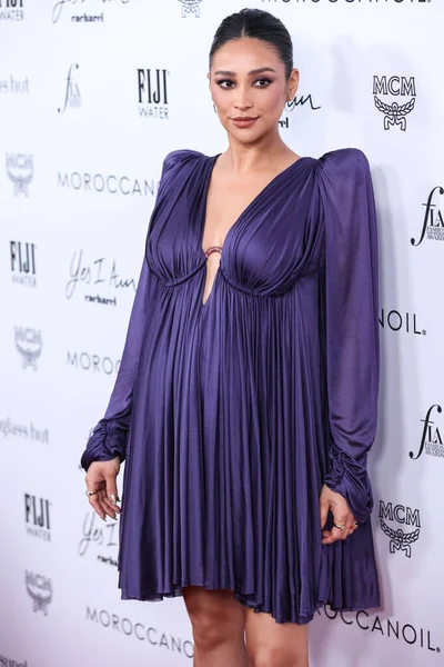 BEVERLY HILLS, LOS ANGELES, CALIFORNIA, ABD - 10 NİSAN: Lanvin 'in giydiği Kanadalı aktris Shay Mitchell, The Daily Front Row' un 6. 