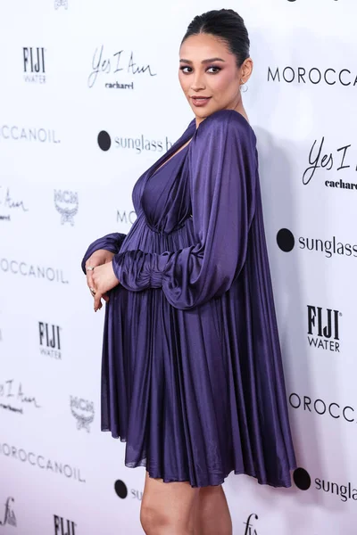 BEVERLY HILLS, LOS ANGELES, CALIFORNIA, ABD - 10 NİSAN: Lanvin 'in giydiği Kanadalı aktris Shay Mitchell, The Daily Front Row' un 6. 