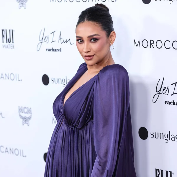BEVERLY HILLS, LOS ANGELES, CALIFORNIA, ABD - 10 NİSAN: Lanvin 'in giydiği Kanadalı aktris Shay Mitchell, The Daily Front Row' un 6. 