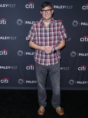 Amerikalı oyun yazarı ve senarist Roberto Aguirre-Sacasa, 9 Nisan 2022 'de Hollywood, Los Angeles, Kaliforniya, ABD' deki Dolby Tiyatrosu 'nda düzenlenen 2022 PaleyFest LA' ye vardı..