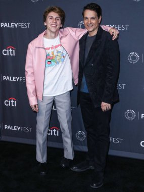 Jacob Bertrand ve Ralph Macchio, 8 Nisan 2022 'de Hollywood, Los Angeles, Kaliforniya, ABD' deki Dolby Tiyatrosu 'nda düzenlenen 2022 PaleyFest LA - Netflix' in 'Kobra Kai' sine geldiler.. 