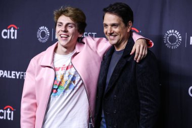 Jacob Bertrand ve Ralph Macchio, 8 Nisan 2022 'de Hollywood, Los Angeles, Kaliforniya, ABD' deki Dolby Tiyatrosu 'nda düzenlenen 2022 PaleyFest LA - Netflix' in 'Kobra Kai' sine geldiler..
