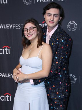 Melissa Rivera ve Gianni DeCenzo, 8 Nisan 2022 'de Hollywood, Los Angeles, Kaliforniya, ABD' de bulunan Dolby Tiyatrosu 'nda düzenlenen 2022 PaleyFest LA - Netflix' in 'Cobra Kai' sine geldiler.. 