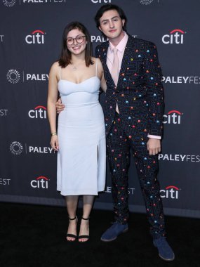 Melissa Rivera ve Gianni DeCenzo, 8 Nisan 2022 'de Hollywood, Los Angeles, Kaliforniya, ABD' de bulunan Dolby Tiyatrosu 'nda düzenlenen 2022 PaleyFest LA - Netflix' in 'Cobra Kai' sine geldiler..