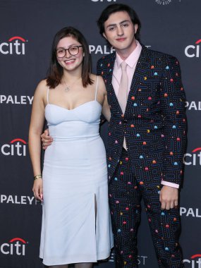 Melissa Rivera ve Gianni DeCenzo, 8 Nisan 2022 'de Hollywood, Los Angeles, Kaliforniya, ABD' de bulunan Dolby Tiyatrosu 'nda düzenlenen 2022 PaleyFest LA - Netflix' in 'Cobra Kai' sine geldiler..