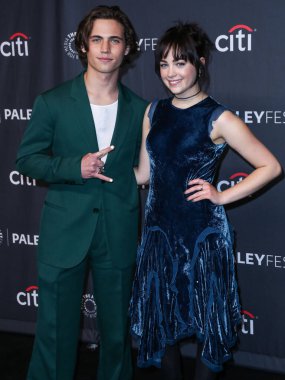 Tanner Buchanan ve Mary Mouser, 8 Nisan 2022 'de Hollywood, Los Angeles, Kaliforniya, ABD' deki Dolby Tiyatrosu 'nda düzenlenen 2022 PaleyFest LA - Netflix' in 'Kobra Kai' sine geldiler..