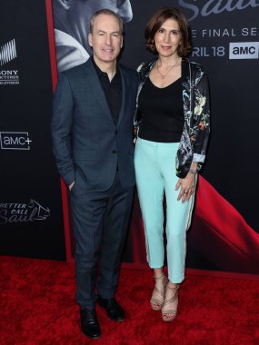 Bob Odenkirk ve Naomi Odenkirk, 7 Nisan 2022 'de Hollywood, Los Angeles, Kaliforniya, ABD' deki Hollywood Amerikan Lejyon Tiyatrosu 43. sezonunda düzenlenen AMC 'Better Call Saul' un Los Angeles galasına geldiler.. 