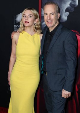Rhea Seehorn ve Bob Odenkirk, 7 Nisan 2022 'de Hollywood, Los Angeles, Kaliforniya, ABD' de düzenlenen Hollywood Amerikan Lejyon Tiyatrosu 43.. 