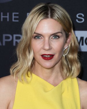 Amerikalı aktris Rhea Seehorn, 7 Nisan 2022 'de Hollywood Amerikan Lejyon Tiyatrosu 43. sezonunda düzenlenen AMC' nin 