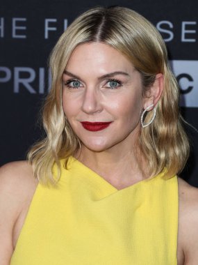 Amerikalı aktris Rhea Seehorn, 7 Nisan 2022 'de Hollywood Amerikan Lejyon Tiyatrosu 43. sezonunda düzenlenen AMC' nin 