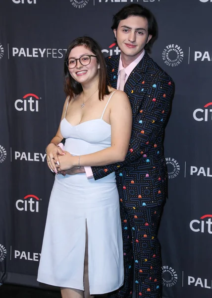 Melissa Rivera ve Gianni DeCenzo, 8 Nisan 2022 'de Hollywood, Los Angeles, Kaliforniya, ABD' de bulunan Dolby Tiyatrosu 'nda düzenlenen 2022 PaleyFest LA - Netflix' in 'Cobra Kai' sine geldiler..