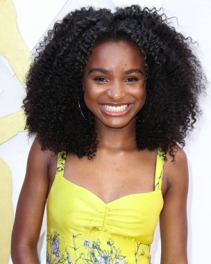 Silvia Tcherassi elbisesi ve Bea Bongiasca mücevheri giyen Saniyya Sidney, 2022 'nin 15. Geleneksel ESSENCE Siyahi Kadınlar Hollywood Ödüllerinde Öğle Yemeği Yıldönümünde' Siyah Sinema Evrenini 'ön plana çıkarıyor.