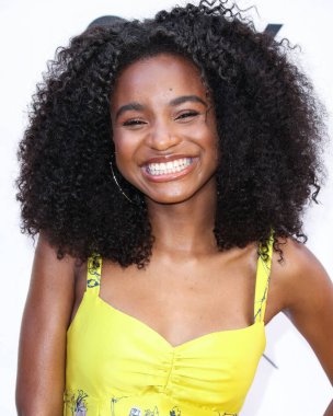 Silvia Tcherassi elbisesi ve Bea Bongiasca mücevheri giyen Saniyya Sidney, 2022 'nin 15. Geleneksel ESSENCE Siyahi Kadınlar Hollywood Ödüllerinde Öğle Yemeği Yıldönümünde' Siyah Sinema Evrenini 'ön plana çıkarıyor.