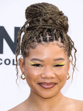 Storm Reid, 24 Mart 2022 'de Beverly Wilshire Four Seasons Oteli' nde düzenlenen 'Siyah Sinema Evreni' nin Hollywood Ödülleri 'nde Siyah Kadınlar Öğle Yemeği Yıldönümünde 2022. Yıllık ESSENCE' e geldi.