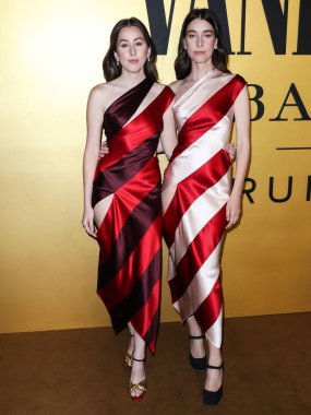 Alana Haim ve Danielle Haim, 22 Mart 2022 'de Hollywood, Los Angeles, Kaliforniya, ABD' de Vanity Fair 'in ev sahipliğini yaptığı Genç Hollywood Gecesi' ne geldiler..