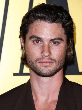 Chase Stokes, Vanity Fair tarafından 22 Mart 2022 'de Hollywood, Los Angeles, Kaliforniya, ABD' de gerçekleştirilen Vanity Fair tarafından sunulan Genç Hollywood Gecesi 'ne geldi.. 